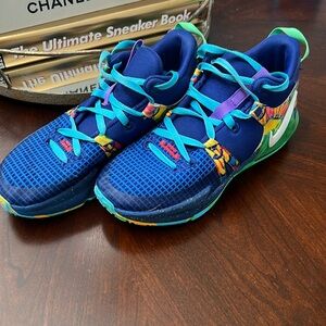 Boys Nike basketball shoes. Size 6.5M US